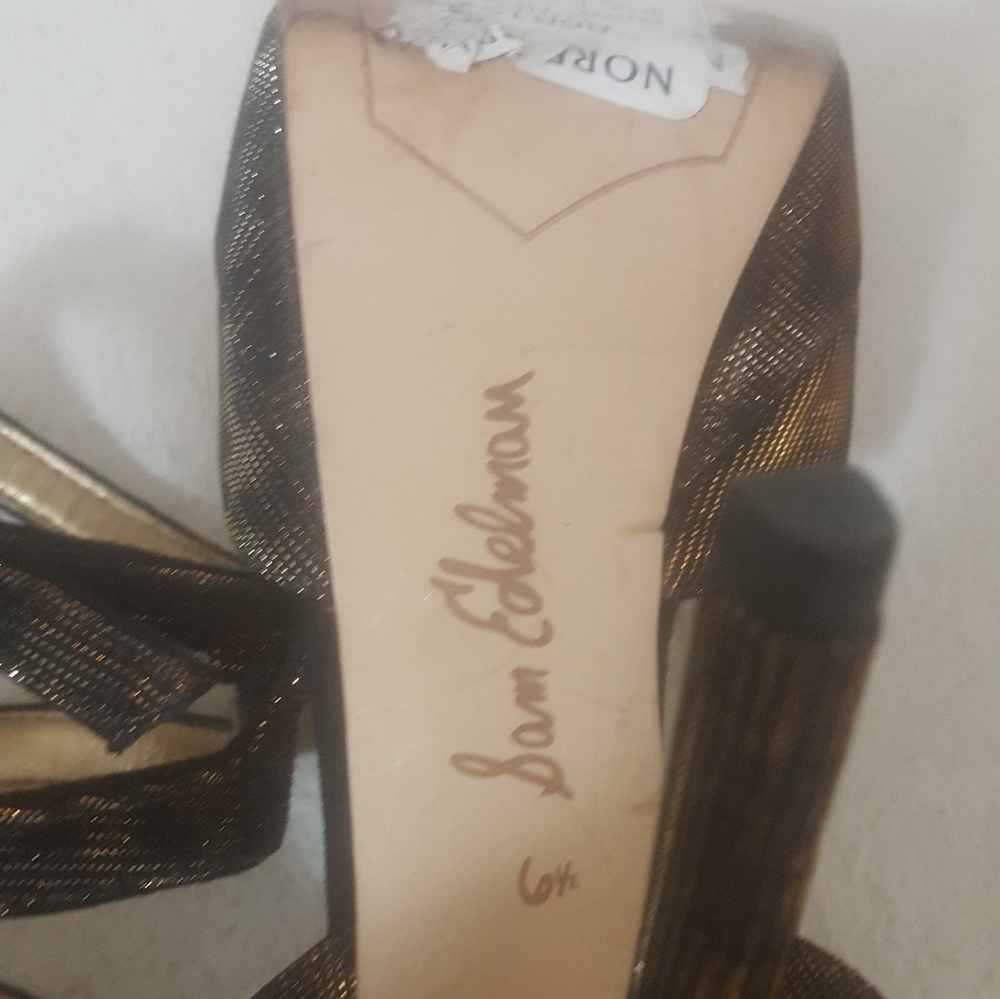 Shoes/Heels - Picture 2 of 4